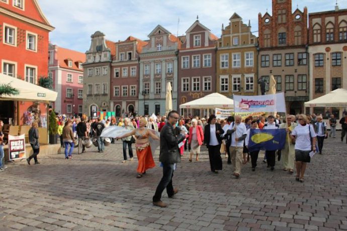 Na zdjęciu seniorzy podczas kolorowego pochodu wyruszającego ze Starego Rynku. 