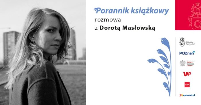 Grafika promująca październikowe spotkanie z cyklu "Porannik książkowy". Po lewej stronie - zdjęcie Doroty Masłowskiej - tytuł spotkania i logotypy organizatorów i partnerów. 