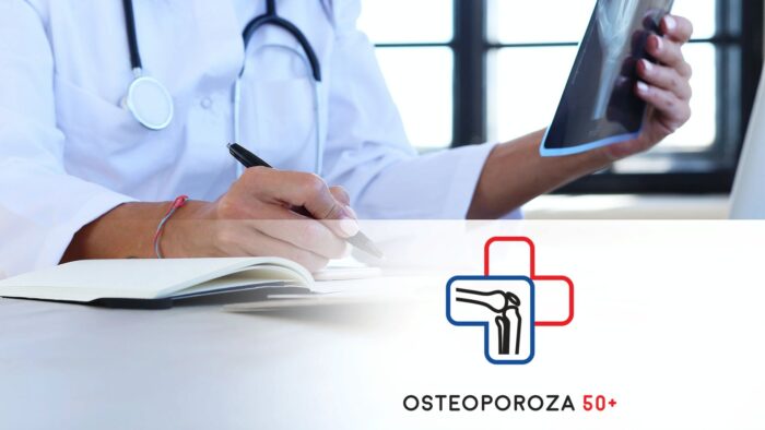 Plakat informujący o badaniach profilaktycznych w kierunku osteoporozy: na zdjęciu sylwetka lekarza, siedzi przy biurku, zapisuje coś na kartce, w prawnym dolnym rogu logotyp programu profilaktycznego "Osteoporoza 50+"