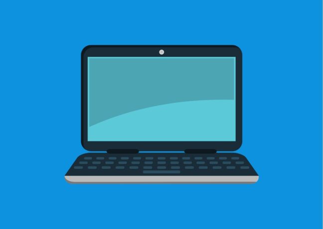 Grafika artykułu: Na niebieskim tle laptop z czarną klawiaturą. 