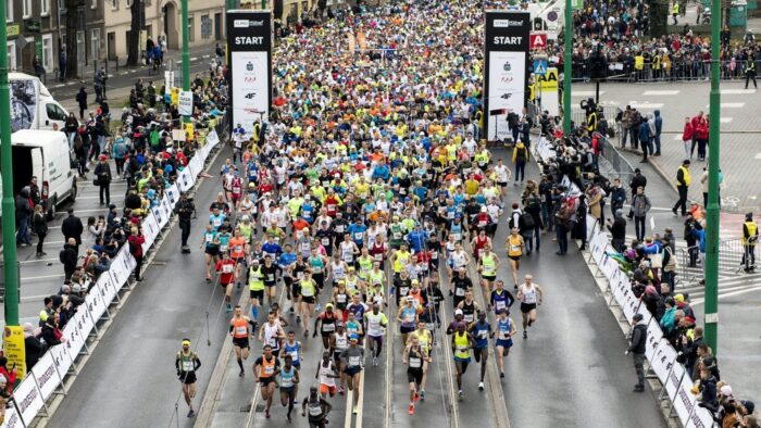 Grafika artykułu: zdjęcie przedstawia tłum biegaczy na ulicy.