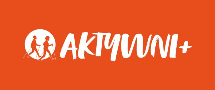 Grafika artykułu: Na pomarańczowy tle biały napis "Aktywni+", obok napisu na białym, okrągłym polu widać zarys seniorów podczas nordic walking.