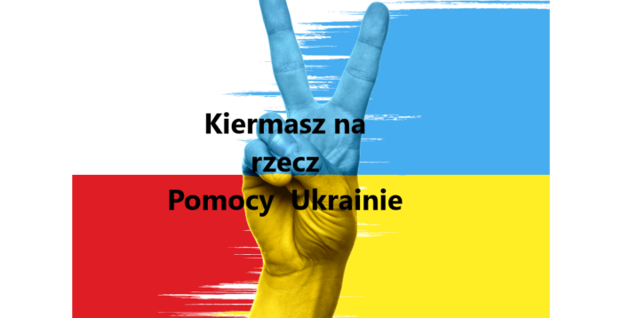 Grafika artykułu: Na pierwszym planie czarny napis: "Kiermasz na rzecz pomocy Ukrainie", w tle dłoń wykonująca gest zwycięstwa w kolorach polskiej i ukraińskiej flagi. 
