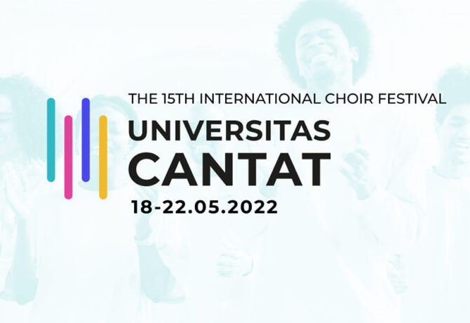 Grafika artykułu: W centrum czarny napis "Universitat Cantat. 18-22.05.2022", po lewej stronie napisu pionowe linie w kolorze zielonym różowym, niebieskim i żółtym. W tle zdjęcie ludzi, na które został nałożony filtr. 