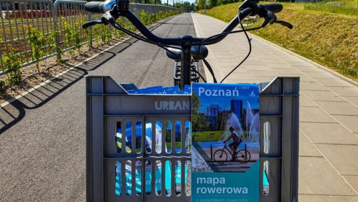 Grafika artykułu: Zdjęcie mapy rowerowej przymocowanej do kierownicy roweru.