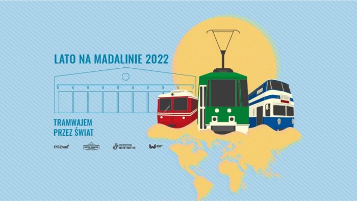 Grafika artykułu: Na niebieskim tle widać zarys zajezdni Madalina, obok trzy pojazdy - zielony tramwaj oraz czerwony i niebieski pociąg, w tle żółta mapa świata i słońce, w centrum również niebieski napis "Lato na Madalinie 2022. Tramwajem przez świat".