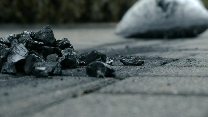 Na zdjęciu węgiel leżący na chodniku.