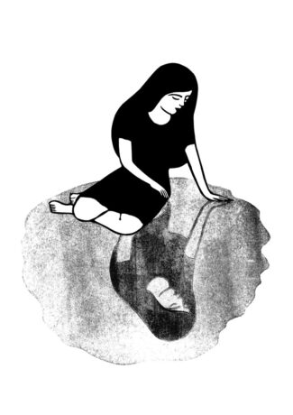 Grafika artykułu: czarno-biała grafika, w centrum kobieta w czarny włosach i czarnej sukience, siedzi na ziemi, wpatruje się w swoje odbicie w tafli wody.