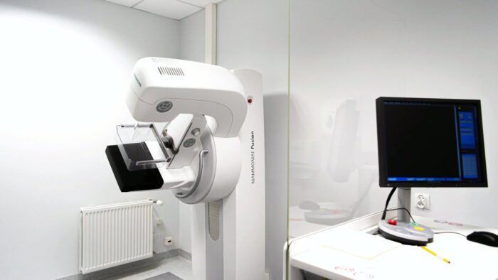 Grafika artykułu: fotografia sprzętu do mammografii w gabinecie lekarskim.