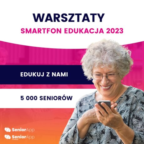 Grafika artykułu: w centrum na różowo-pomarańczowym tle seniorka, w ręku trzyma smartfona, patrzy na ekran, uśmiecha się. Powyżej napis: "Warsztaty. Smartfon edukacja 2023".