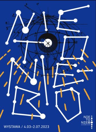 Grafika artykułu: plakat wystawy, czarny geometryczny rysunek kuli, białe kropki połączone liniami tworzą litery, które składają się w napis: "NIE TO NIEBO", między nimi pojawiają się złote promienie, tło intensywnie niebieskie