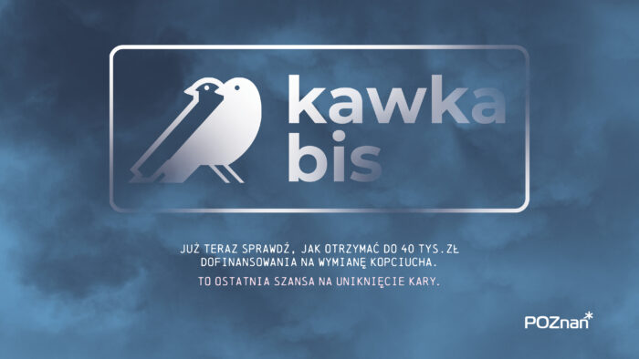Grafika artykułu: na ciemnoniebieskim tle w białej ramce biały napis "Kawka Bis", po jego lewej stronie symbol dwóch ptaków - jeden jest biały, drugi - przezroczysty. Pod białą ramką białe napisy informujące o szczegółach programu, w prawym dolnym rogu biały logotyp Miasta Poznania. 