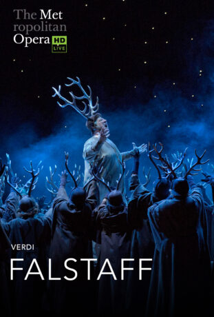 Grafika artykułu: Plakat promujący operę "Falstaff" Verdiego wystawianą w Metropolitan Opera w Nowym Jorku, w centrum zdjęcie aktora z porożem na głowie, ma uniesione ręce, wokół niego inni aktorzy i aktorki, też mają na głowie poroże, wszyscy są oświetleni na niebiesko, na dole biały napis" Verdi. Falstaff".
