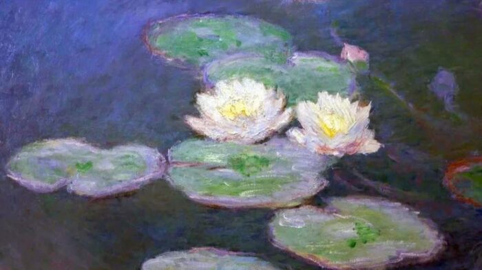 Grafika artykułu: obraz Claude'a Moneta "Lilie wodne wieczorem", na ciemnogranatowym tle dwie lilie wodne w otoczeniu zielonych liści.