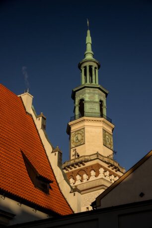 Grafika artykułu: na zdjęciu wieża poznańskiego ratusza na tle niebieskiego nieba.
