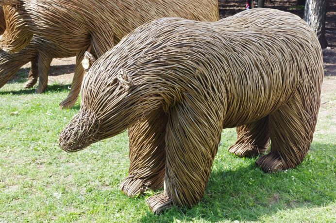 Na zdjęciu dwie rzeźby niedźwiedzi wykonane z wikliny.