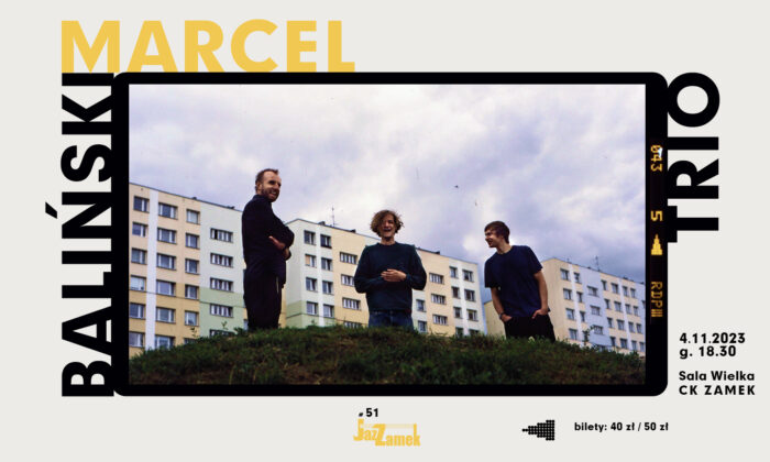 Grafika artykułu: w centrum zdjęcie trzech mężczyzn, stoją na wzniesieniu, w tle znajdują się blokowiska, wokół zdjęcia napisy: "Marcel Baliński Trio" i szczegółowe informacje o wydarzeniu.