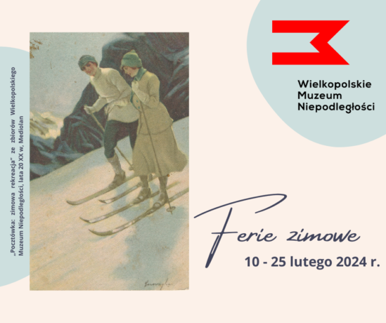 Plakat informujący o feriach zimowych organizowanych w Wielkopolskim Muzeum Niepodległości. Grafika o beżowym tle, a na niej pocztówka przedstawiająca dwie kobiety na nartach w górach z lat 20. XX wieku.